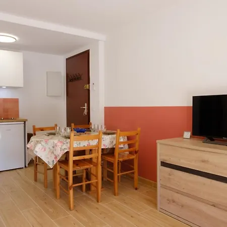 With Garden And Parking In Lejlighed *